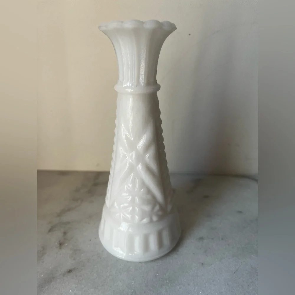 Milk Glass Tapered Bud Vase, Anchor Hocking Stars & Bars Pattern 5.9”..